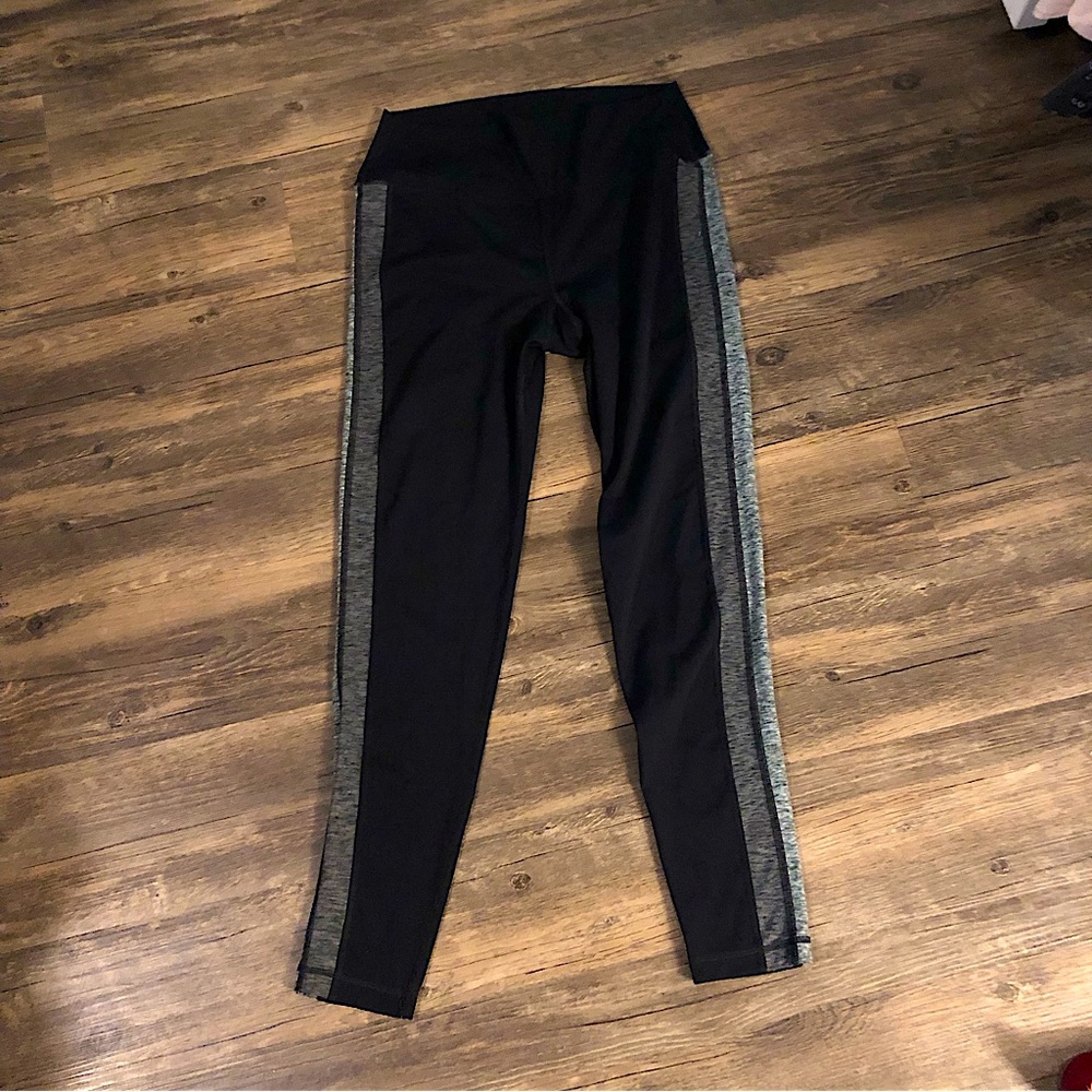 Vuori high rise leggings sz L. Black with gray stripes down legs.